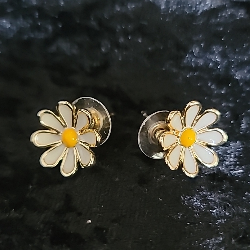 White Daisy Flower Enamel Post Earrings Retro Boho
